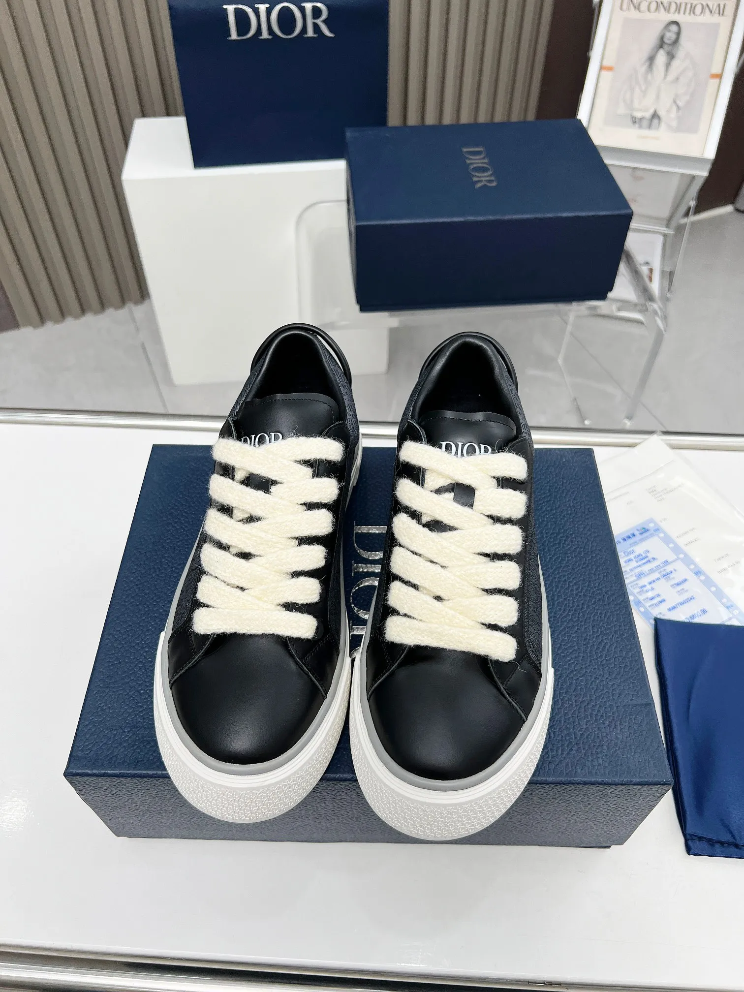 👟👟Ex-factory price 560👟👟 Embroidery +20, DIOR Dior B33 couple's casual shoes - black embroidered model 2024 spring new style, a new interpretation of the classic tennis shoes, the fashionable silhouette highlights the heavy texture, carefully made of black silk matte cowhide, decorated with three-dimensional embroidered Oblique print panels of the same color, and decorated with Dior It's distinguished by a padded tongue with an embossed logo, wide black mohair laces and tonal brass eyelets with a matte finish. The solid black Oblique print-effect rubber sole is decorated with a contrasting Dior 30 Avenue Montaigne logo on the back to enhance the style and add a fashionable touch to the casual look. Size: Women's 35-40 (34, 41 customized, non-refundable) Men's 39-45 (38, 46 customized, non-refundable)